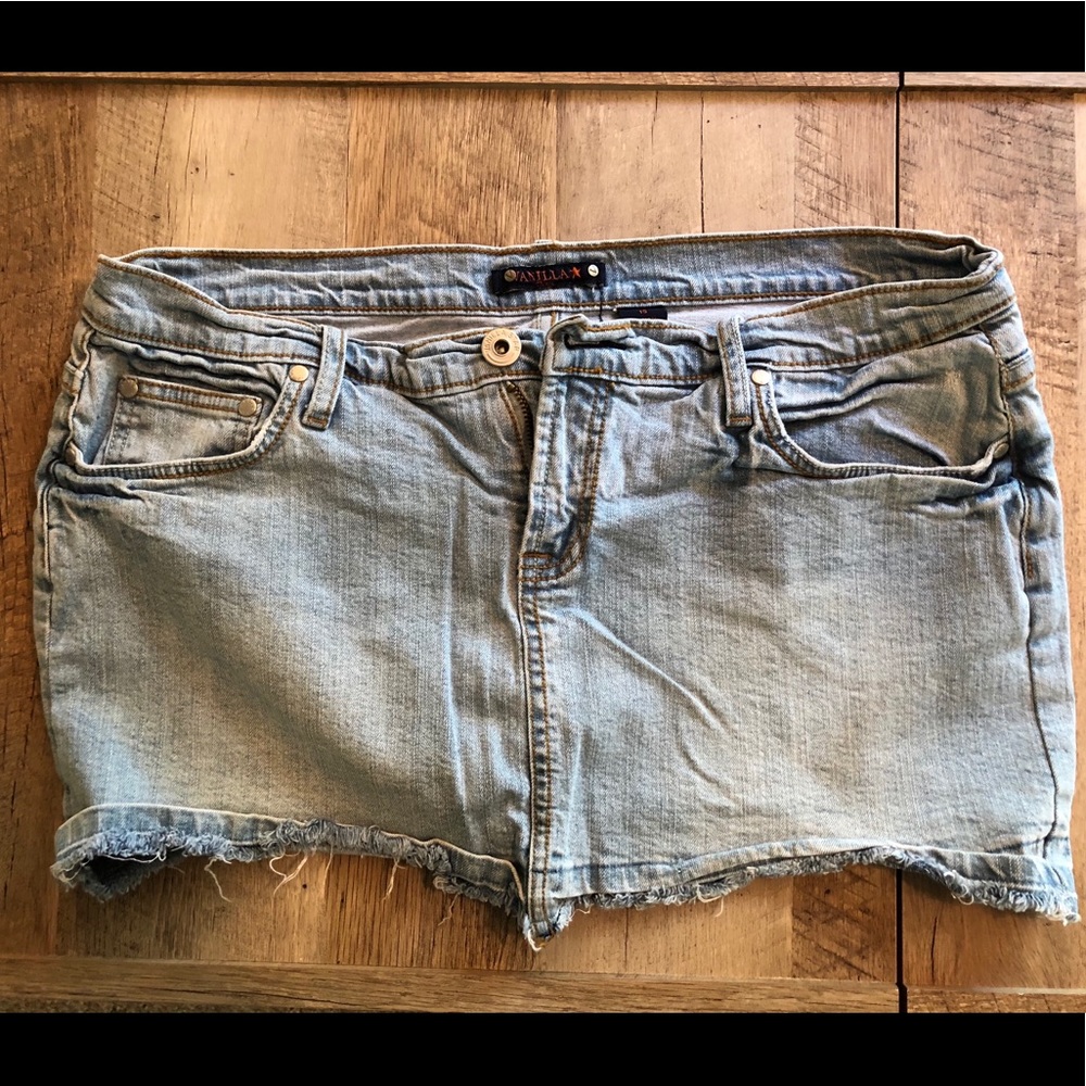 Vanilla jean skirt. Like new condition. Size 15.